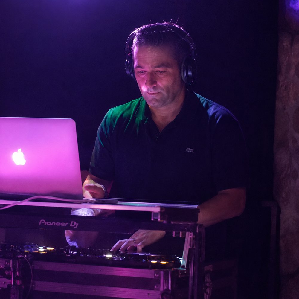 DJ T-973 aux platines pendant un set